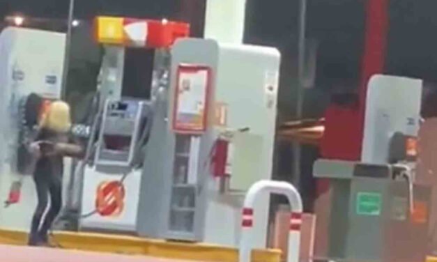 En Juárez, Nuevo León mujer es captada golpeando surtidor de combustible
