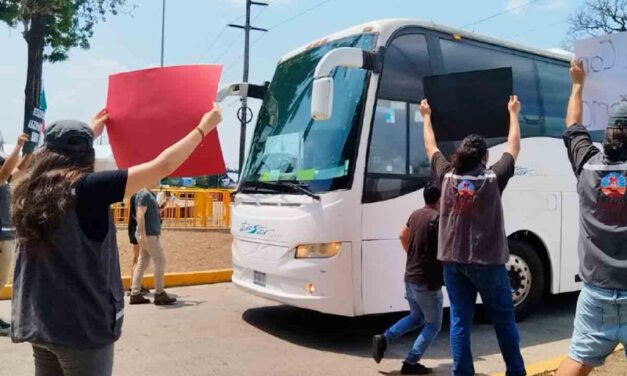 En Tapachula, Chiapas activistas retienen autobús del INM y se fugan 10 migrantes en protesta