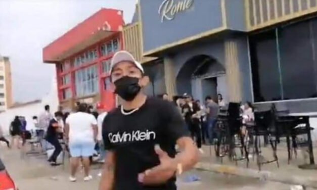 En un bar de Coatzacoalcos, golpean a reportero veracruzano durante transmisión en vivo