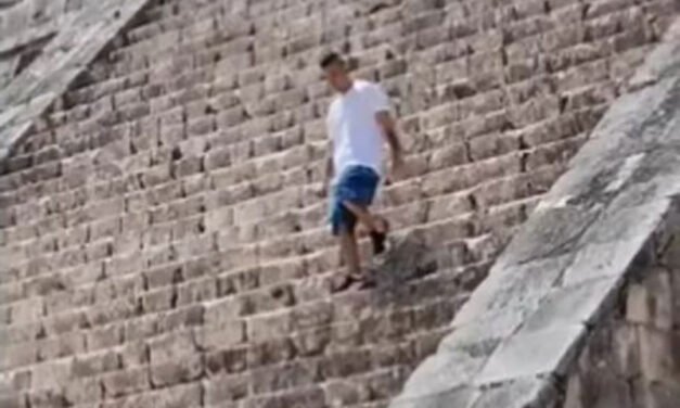 Turista sube a la pirámide de Kukulcán nuevamente a pesar que estar prohibido