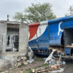 En Nuevo León camión de refrescos se impacta contra casa