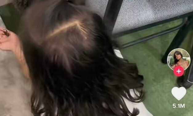 VIDEO: Pequeña rompe en llanto luego de la tragedia al querer enseñarle un grillo a su gallo mascota