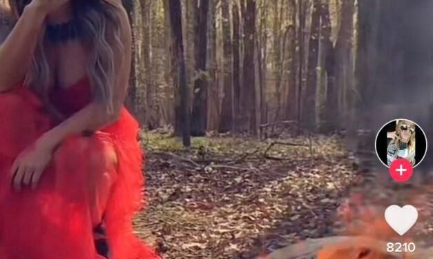 Mujer se hace viral tras hacerse sesión de fotos celebrando su divorcio y quemando su vestido de novia