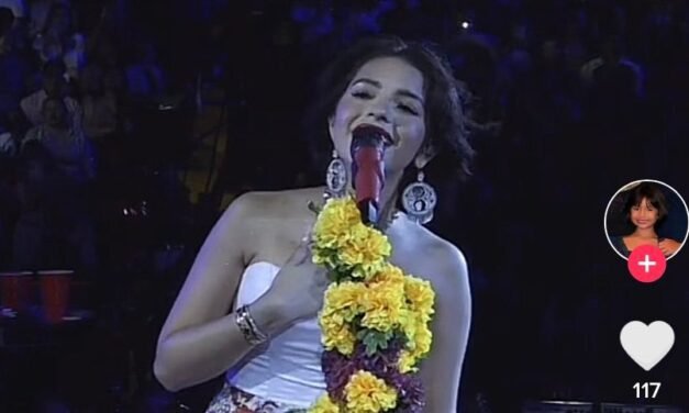 Fans sorprenden a Angela Aguilar en medio de su concierto