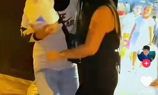 VIDEO: Repartidor saca a bailar a la clienta antes de entregarle su pedido