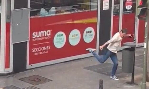 VIDEO: Hombre pelea contra un bote de basura y cae noqueado