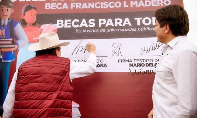 Armando Guadiana firma su compromiso de campaña de entregar becas a jóvenes de Coahuila