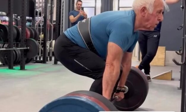 VIDEO: Hombre de 80 años levanta 150 kilos por un acto de amor a su esposa