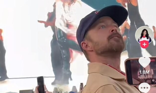 Aaron Paul actor de ‘Breaking Bad’ es captado bailando ‘Biscochito’ de Rosalía en Coachella