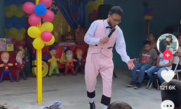 Payaso se vuelve viral por su forma de animar un show infantil con corridos tumbados