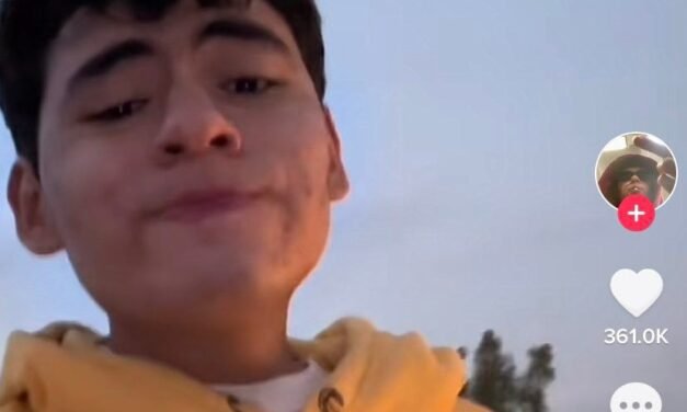 Joven se vuelve viral luego de hacer su tarea en la azotea y se le voló