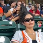 VIDEO: Jóvenes hacen señas obscenas mientras que una chica se tomaba fotos en un estadio