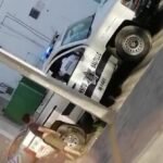 Captan a joven orinando en la llanta de una patrulla de tránsito en Saltillo