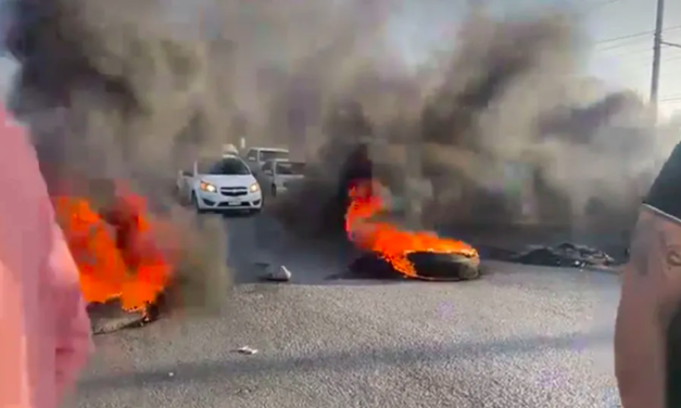 Empleados de AHMSA bloquean la carretera 57 para exigir el pago de sus sueldos y ahorros