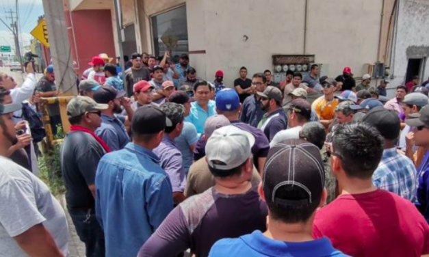 Se manifiestan empleados de confianza de AHMSA por retraso en el pago de dos quincenas