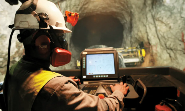 López Obrador niega riesgo a inversión por reforma que restringe la minería