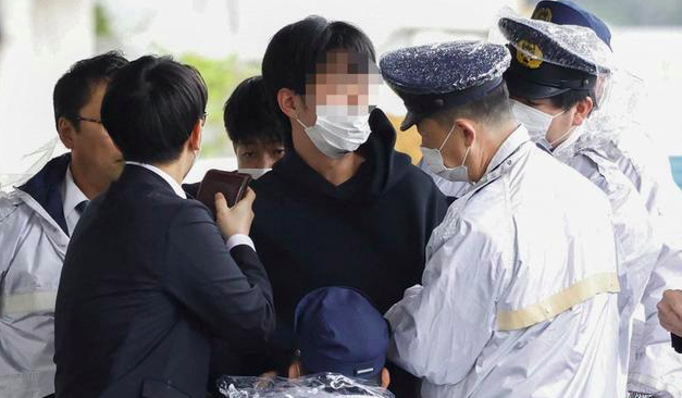 El primer ministro de Japón sale ileso de ataque con explosivos en un mitin