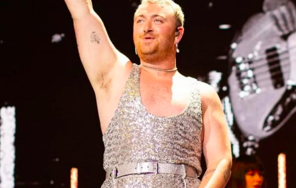 Sam Smith causa polémica por salir con poca ropa en concierto