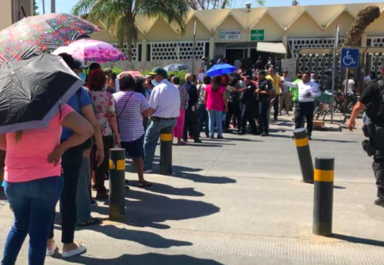 Derechohabientes del IMSS en Torreón bloquean bulevar Revolución por mala atención en farmacia