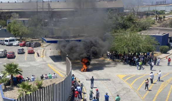 Empleados de AHMSA queman llantas y bloquean accesos para exigir el pago de sus sueldos