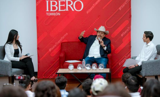 Armando Guadiana dialoga con jóvenes de la Ibero Torreón