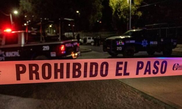 En Peñón Blanco joven queda gravemente después de caer de una camioneta en movimiento