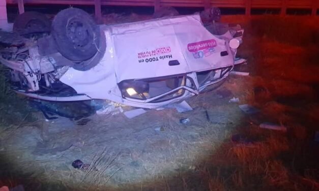 Vuelca trabajador de Oxxo y muere en Durango