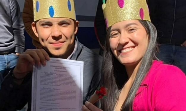 VIDEO: Joven cumple su sueño de ‘casarse’ con su maestra de prepa