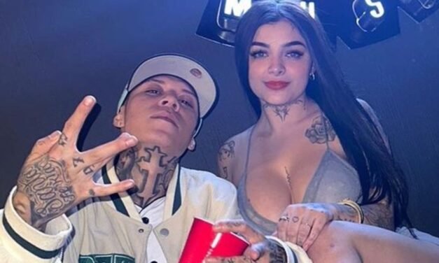 Santa Fe Klan le dedica ‘Mar y Tierra’ a Karely Ruiz y termina dándole un beso