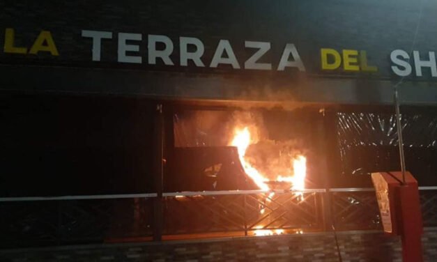 En Baja California encapuchados incendian bar en que desaparecieron 3 jóvenes