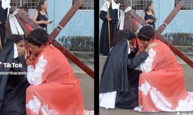 VIDEO: Joven sufre un ‘accidente’ en pleno viacrucis pero lo resuelve como una actriz profesional