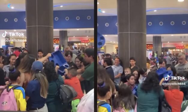 VIDEO: Captan a personas ‘peleándose’ por bandejas en el cine