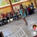 VIDEO: Mamás compiten por un abanico en un festival