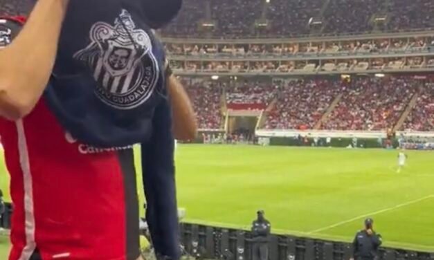Aficionado del Atlas se pone una sudadera con el escudo del Chivas tras la eliminación
