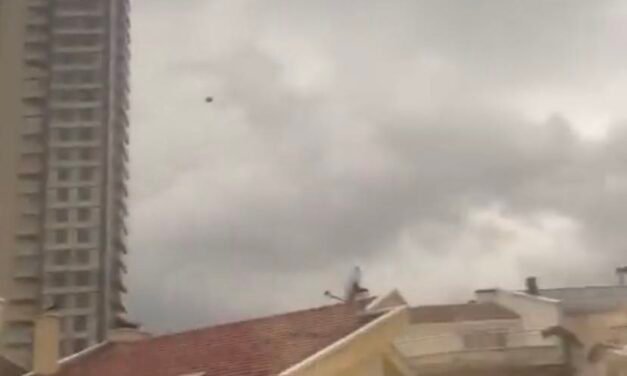 Usuarios captan un sofá volando sobre Turquía tras quedar atorado en vientos de un huracán