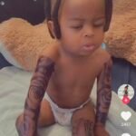 Usuarios tunden a una mujer tras mostrar a su bebé lleno de tatuajes