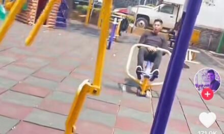 Jóvenes se hacen virales por hacer ejercicio en un parque y captar una maquina que se movía por si sola