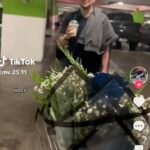 Mujer le regala flores a su novio y su reacción se vuelve viral