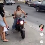 VIDEO: Joven compra motocicleta y la destroza al salir de la agencia