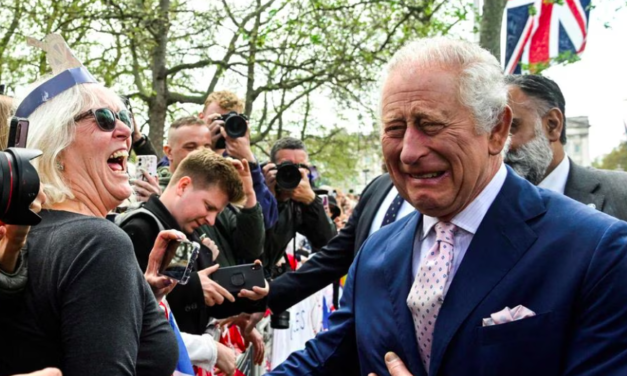 Carlos III saluda a la multitud frente a Buckingham antes de la coronación
