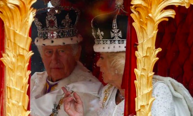 Carlos III y Camila inician la procesión a Buckingham tras ser coronados