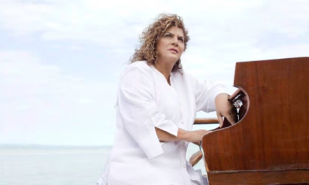 ¿Quién es Denisse De Kalafe? la cantautora más sonada cada 10 de mayo