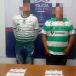 Detienen en Torreón a dos hombres por vender boletos falsos y amenazar a policías