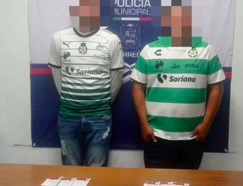 Detienen en Torreón a dos hombres por vender boletos falsos y amenazar a policías