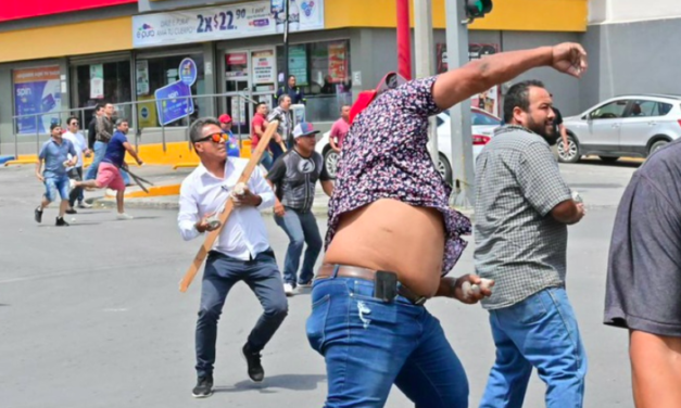 A golpes, pedradas y palazos, obreros de AHMSA se disputan sindicato