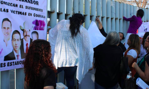 Víctimas de diversos delitos bloquean acceso a Edificio Coahuila en Torreón