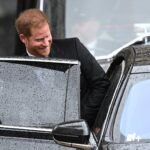 Príncipe Harry vuela de regreso a EU tras coronación de Carlos III