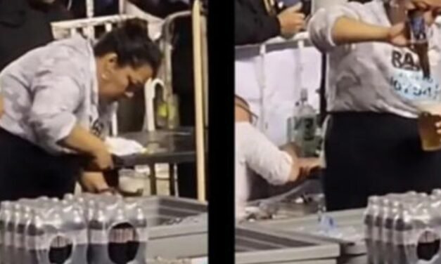 Vendedora de cerveza es captada llenando un vaso con los restos de otros