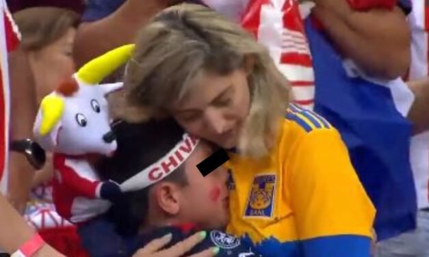 VIDEO: Madre aficionada del Tigres consuela a su hijo chivista luego de la derrota