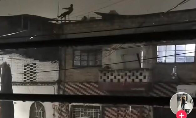 Captan a joven haciendo ejercicio arriba de una azotea mientras graniza